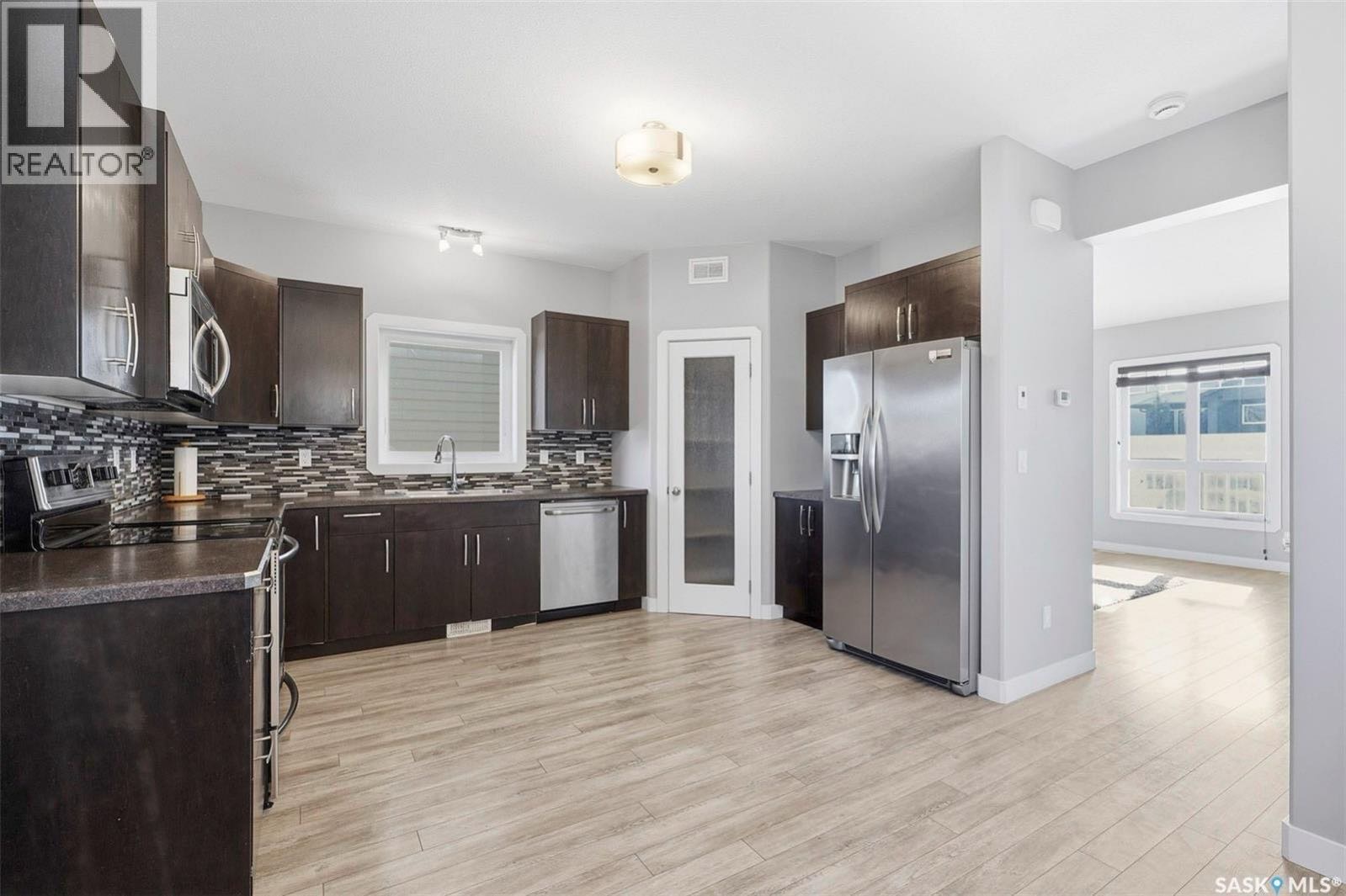 步行百米至Evergreen小学5房4卫合法出租独立屋出售！价格亲民拥有宽敞实用的户型设计、两居室合法地下室套房，两层住宅，建筑面积 1,538 平方英尺，前院假草，主层层高 9 英尺，客厅宽敞明亮，配有大窗户，复合木地板。厨房空间充足，深色枫木橱柜、转角储藏间、瓷砖防溅背板、大 - 5