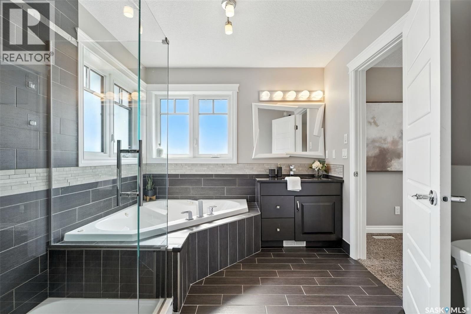 Evergreen小区高档装修4房错层独立屋出售！ 由 Jaylin Homes 建造高品质，全屋做工精良，升级细节到位，总面积 1,431 平方英尺，舒适与时尚兼具。主层明亮通透，挑高天花、定制栏杆，以及贯穿全屋的实木与瓷砖地板，展现出大气格局。客厅配备 5.1 环绕音响系统， - 7