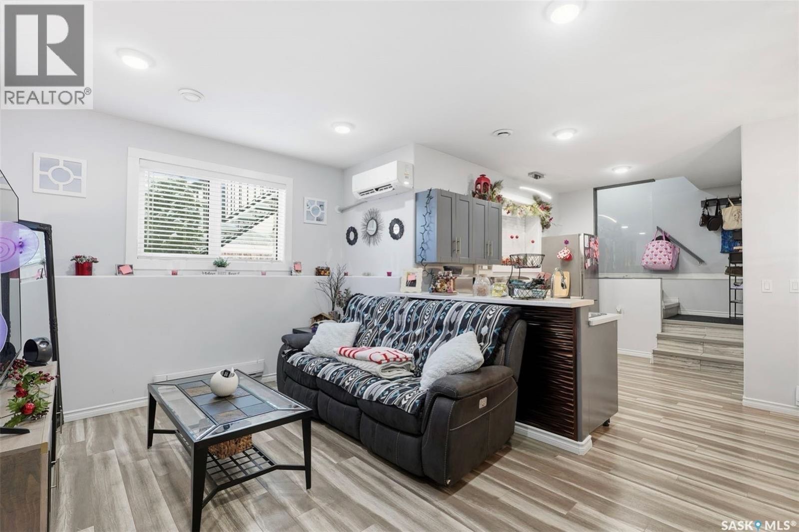 Public Open House公众开放看房 914 Evergreen Blvd 12月14日 周日1:00-3:00PM Gary Gai或者同事Dominic Parent会在此迎接🙏 ————— Evergreen小学正对面合法出租错层独立屋出售。面对公园美景，带一个 - 8