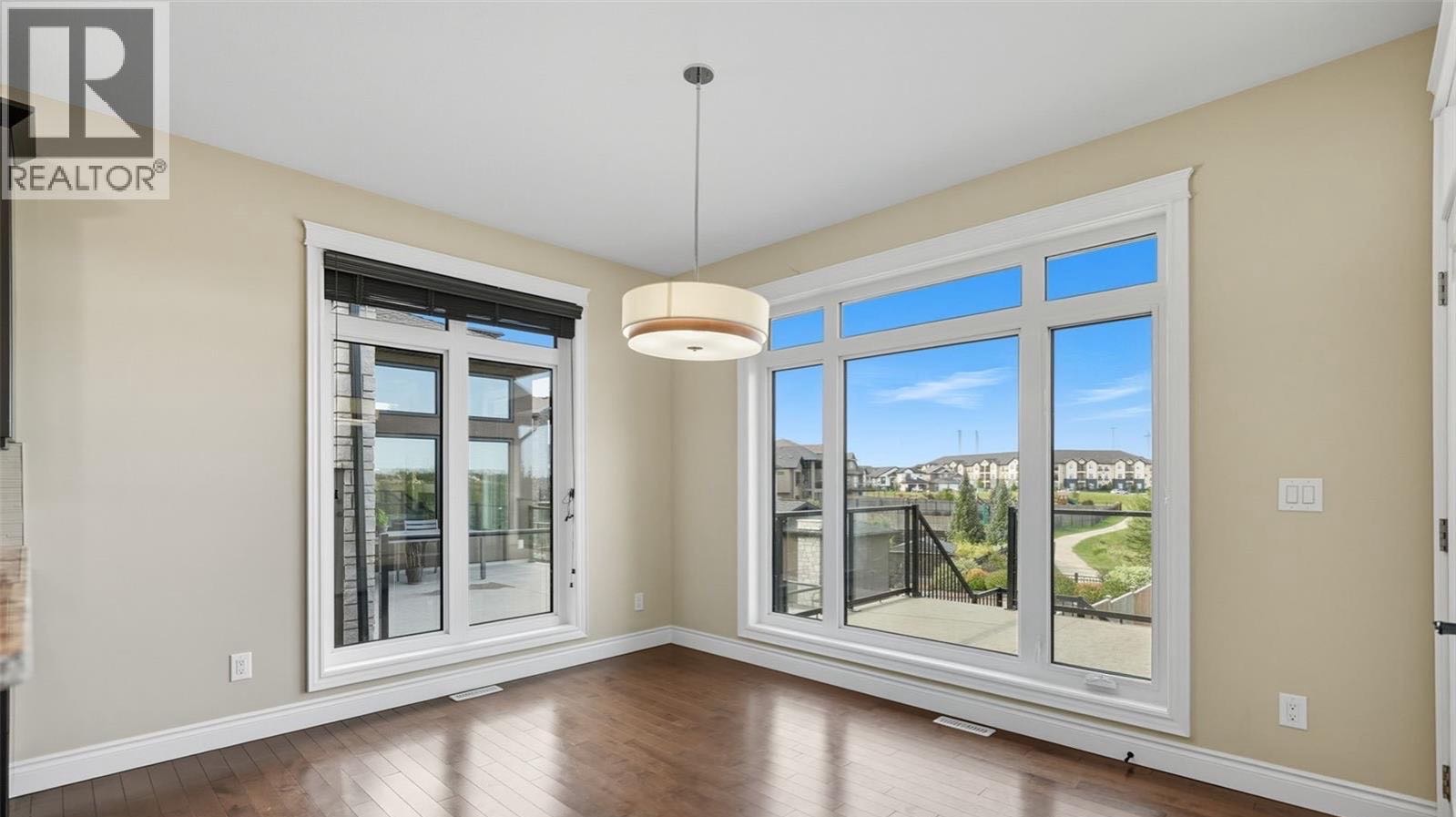 Rosewood公园湖景地下室步出式独立屋出售！超大占地9,559 平方英尺，位于优越的袋形路（cul-de-sac），后院直面 Hyde 公园和湖景，风光绝佳。，朝西南的大后院采光充足。这套由 D&S 建造的 walkout 平层住宅（带地下室可直接走出后院），总面积超过 3, - 6