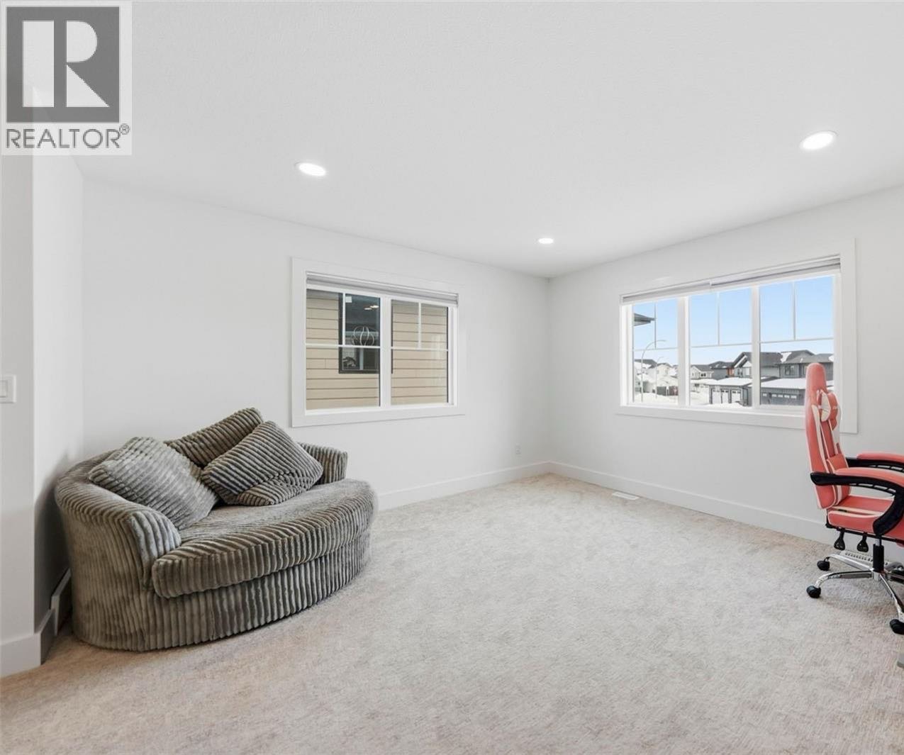 步行Rosewood小学高档装修保养如新双层独立屋出售。Arbutus Properties 建商打造，整体设计实用合理，西海岸风格。室内采用多项定制与高品质用料，包括设计师灯具、北欧风格五金件、优质瓷砖、耐用的宽板复合地板、石英台面。主层设有舒适入户空间，配备衣帽柜及定制换鞋座 - 6