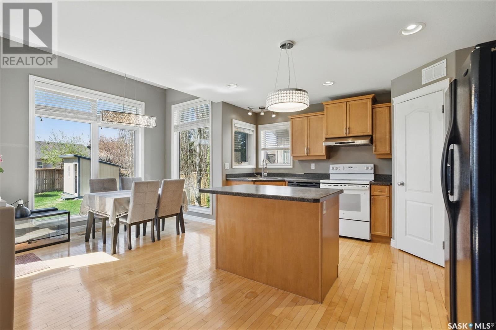 Arbor Creek小区1730平方尺4房4卫独立屋出售，正对公园！房屋空间充足，一楼为开放式布局，客厅宽敞，配有天然气壁炉；厨房为枫木橱柜设计，设有中岛和转角储物间；餐厅带有大窗户和通向后阳台的玻璃门，后院朝西南，面积大，私密性好。二楼有三个宽敞的卧室和两个完整的卫生间，另有 - 6