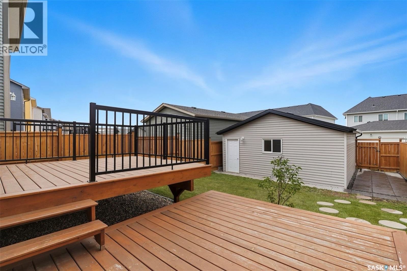 Brighton保养如新双层独立屋出售！地理位置优越，临近购物区、公园及未来学校。3 间卧室和 3 间浴室，并配有一个已做保温处理的地下室。主层采用 开放式布局，拥有 9 英尺层高，宽敞的客厅、明亮的用餐区，以及一间令人心动的厨房——配备 石英台面、中岛设计、充足的储物空间 和 - 8