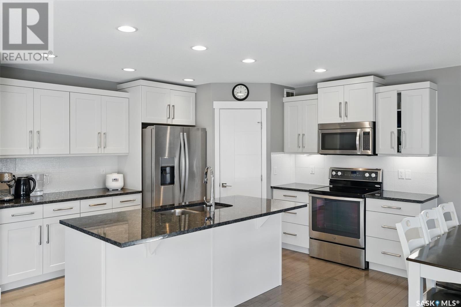 Evergreen 小区高档装修4房两层独立屋出售。距离 Sylvia Fedoruk 和 St. Nicholas 学校仅百米，步行可达公园、商店和各类生活设施。主层为开放式布局，设有宽敞玄关、带内置吊顶音响的明亮客厅，以及配有花岗岩台面、带缓冲闭合功能的 Superior 厨 - 5