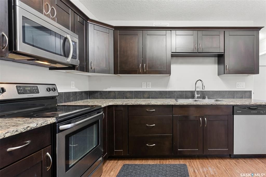 Stonebridge小区步行至学校，超市购物3室2卫2车位叠拼联排出售。安静2楼顶层边户，朝阳湖景，枫木橱柜，大理石台面，不锈钢家电，主卧带步入式衣柜，独立洗手间，大尺寸阳台，独立储物间。保养极佳。挂牌价格：$239900。详情请联系 Royal LePage地产经纪Gary - 10