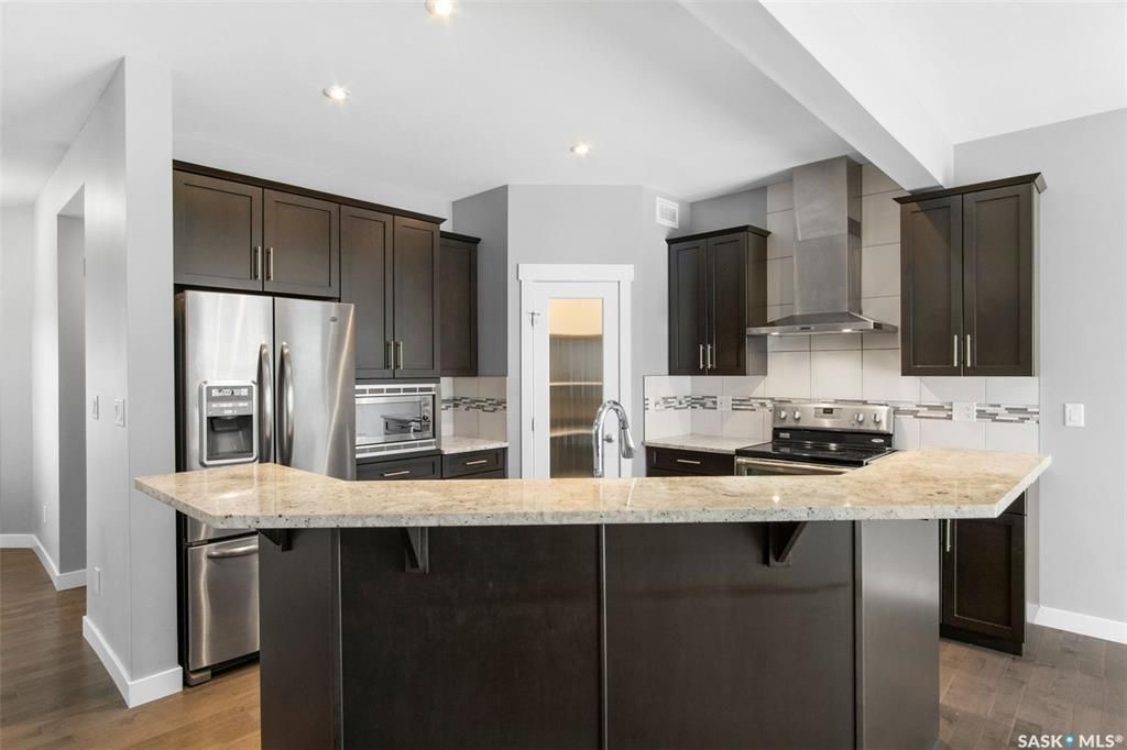 Rosewood小区400米步行至两所学校，2014年建，2100尺，4房+1书房+多功能厅，高档装修独立屋出售！保养如新，好采光，9尺加高层高，天然气壁炉，实木地板，高档枫木橱柜带天然大理石台面，不锈钢家电，大空间储物角柜。二楼有4个大卧室外加一个大空间多功能家庭厅。主卧带步入 - 10