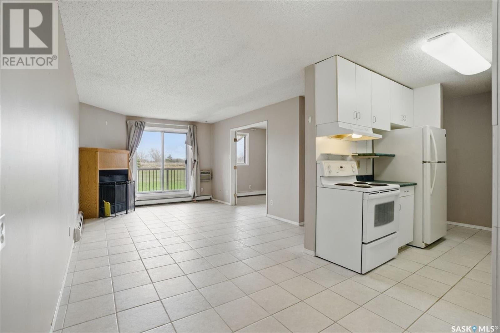 Wildwood小区背靠公园高尔夫球场3房边户公寓出售。安静、维护良好，景观优美，地理位置优越，临近学校、8街购物区及各类生活便利设施。户型宽敞，大客厅带壁炉，地面铺设了地砖，整体干净整洁。厨房配有现代化橱柜和地板。三间卧室中有一间目前用作书房，配有典雅的法式门，别具格调。一间完 - 7