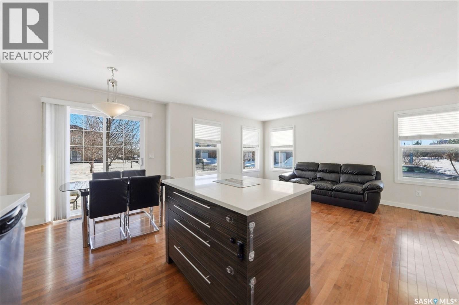 Public Open House公众开放看房 710 Gordon Rd Unit 401 2月14&15日 周六周日2:00-4:00PM Gary Gai或者同事Dominic Parent会在此迎接🙏 ————— Stonebridge小区边户3房3卫大尺寸联排出售。小 - 7