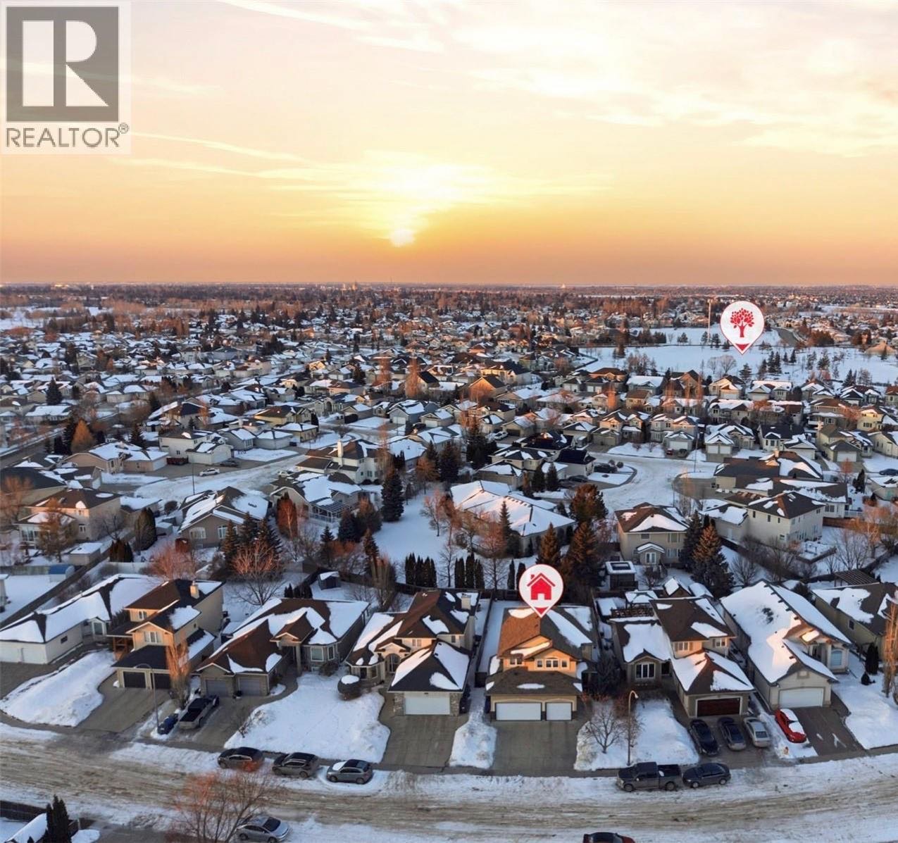 Briarwood小区高能效认证前样板间三车库独立屋出售！2011尺2004年建位于安静街道，大地块地块，维护良好，状态整洁，可直接入住。房屋外观与庭院布局整齐，近期更新： 热水器（2025 年）、屋顶（2019 年）、暖炉（2015 年）以及地下室地毯（2020 年）。主层设有 - 4