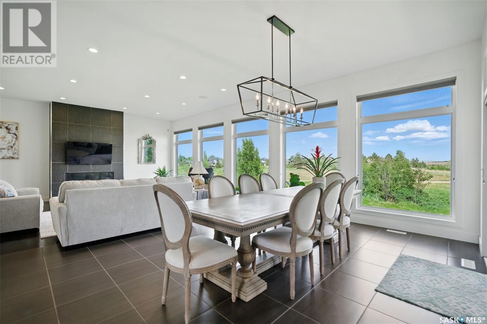 Public Open House公众开放看房 739 Beechdale Way  8月10日 周日2:00-4:00PM Gary Gai或者同事Dominic Parent会在此迎接🙏  ————————- Briarwood背靠公园步出式独立屋出售！视野开阔，整栋房屋共 - 7