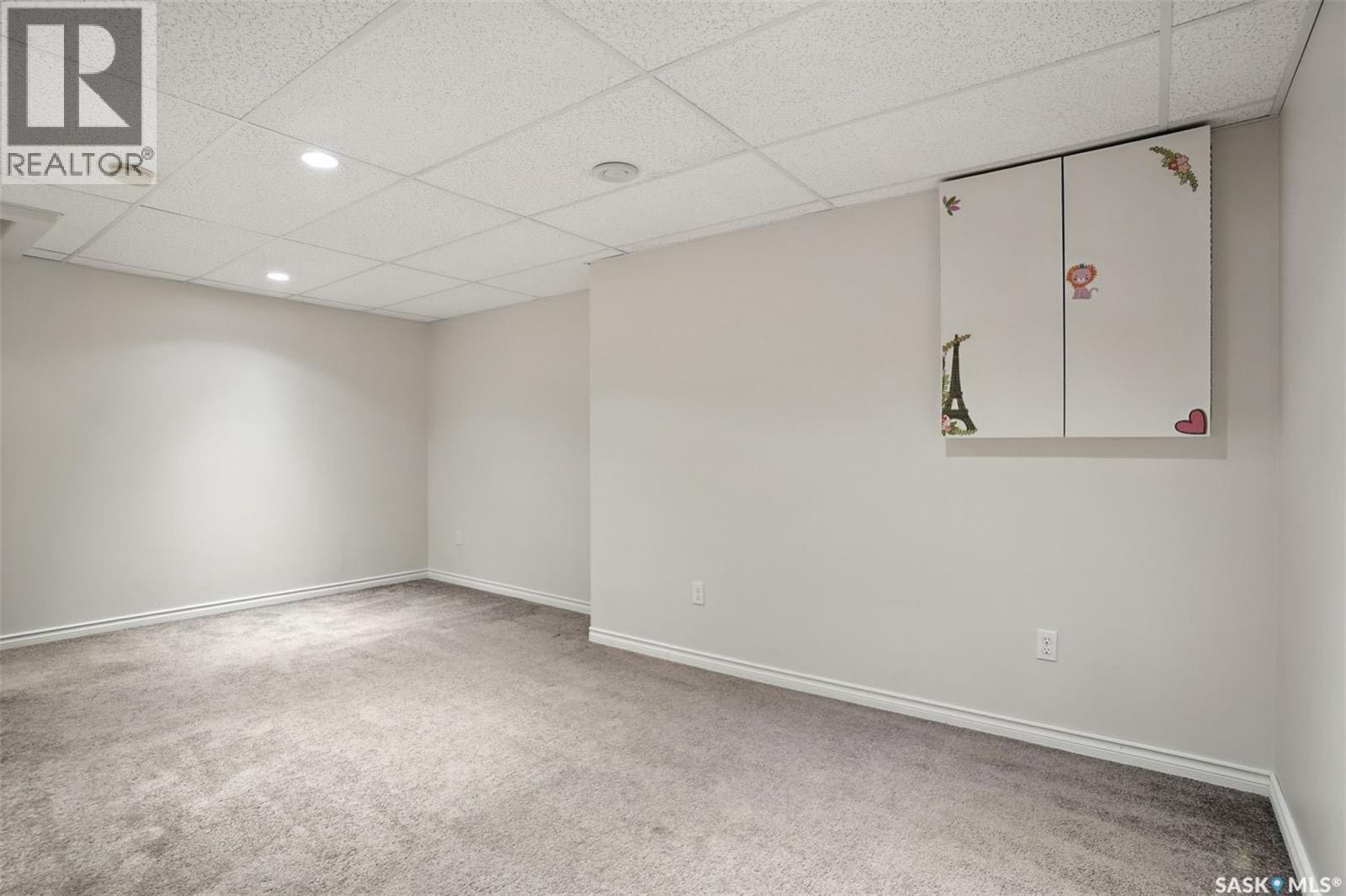 Lakewood小区保养极佳3房联排出售！面积 1,124 平方英尺，设有三间卧室和两间浴室，适合首次购房者居住或者出租投资。房屋位于 Lakewood 核心地段，门外有直达大学的公交车，方便出行。主层设有宽敞的客厅，铺有实木地板，餐区和带储藏室及充足台面的厨房。楼上有三间大小适 - 8