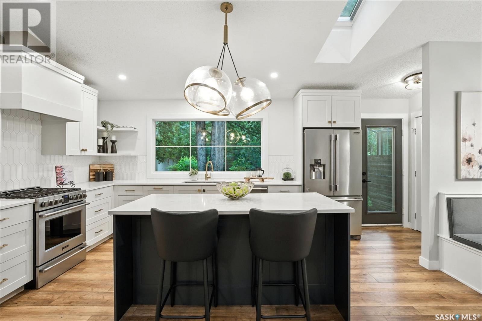 Public Open House公众开放看房 1116 Elliott St 9月12日周五 5-7PM 周日 11:30AM-1:30 PM Gary Gai或者同事Dominic Parent会在此迎接🙏 ————— 大学区Varsity View核心地段翻新四错层独立屋 - 6