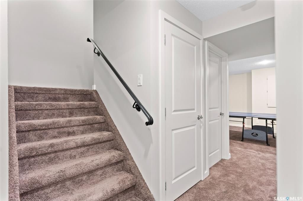 Rosewood小区1245尺 3房3卫地下室装修安静联排出售。2011年建，近小学，购物，公园。高档装修，好采光，实木地板，大理石台面，现代橱柜，不锈钢家电。二楼3个大房间尺寸足，主卧带步入式衣柜。两个卧室的窗户可以看到公园湖景，地下室完全装修有一个大家庭厅一个独立洗手间。另有 - 17