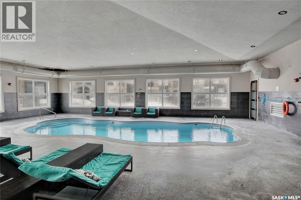 Rosewood 小区明亮角落2室2卫公寓出售，带双车位，新刷墙面，新换地板。户型为开放式设计，厨房配有木质橱柜、不锈钢电器、石英台面和操作岛台，餐厅和客厅采光充足，并通过大窗户和玻璃门通往阳台。两间卧室分布在单元的两侧，增加了私密性。主卧设有双衣柜，并可直接通往带蒸汽淋浴的三件 - 8