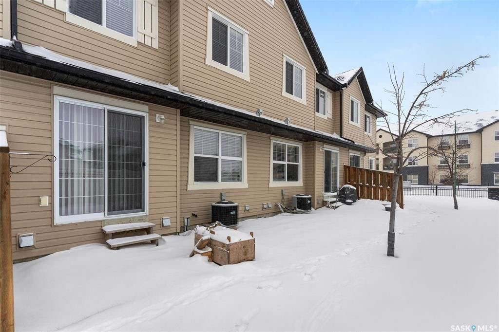 Rosewood小区1245尺 3房3卫地下室装修安静联排出售。2011年建，近小学，购物，公园。高档装修，好采光，实木地板，大理石台面，现代橱柜，不锈钢家电。二楼3个大房间尺寸足，主卧带步入式衣柜。两个卧室的窗户可以看到公园湖景，地下室完全装修有一个大家庭厅一个独立洗手间。另有 - 20