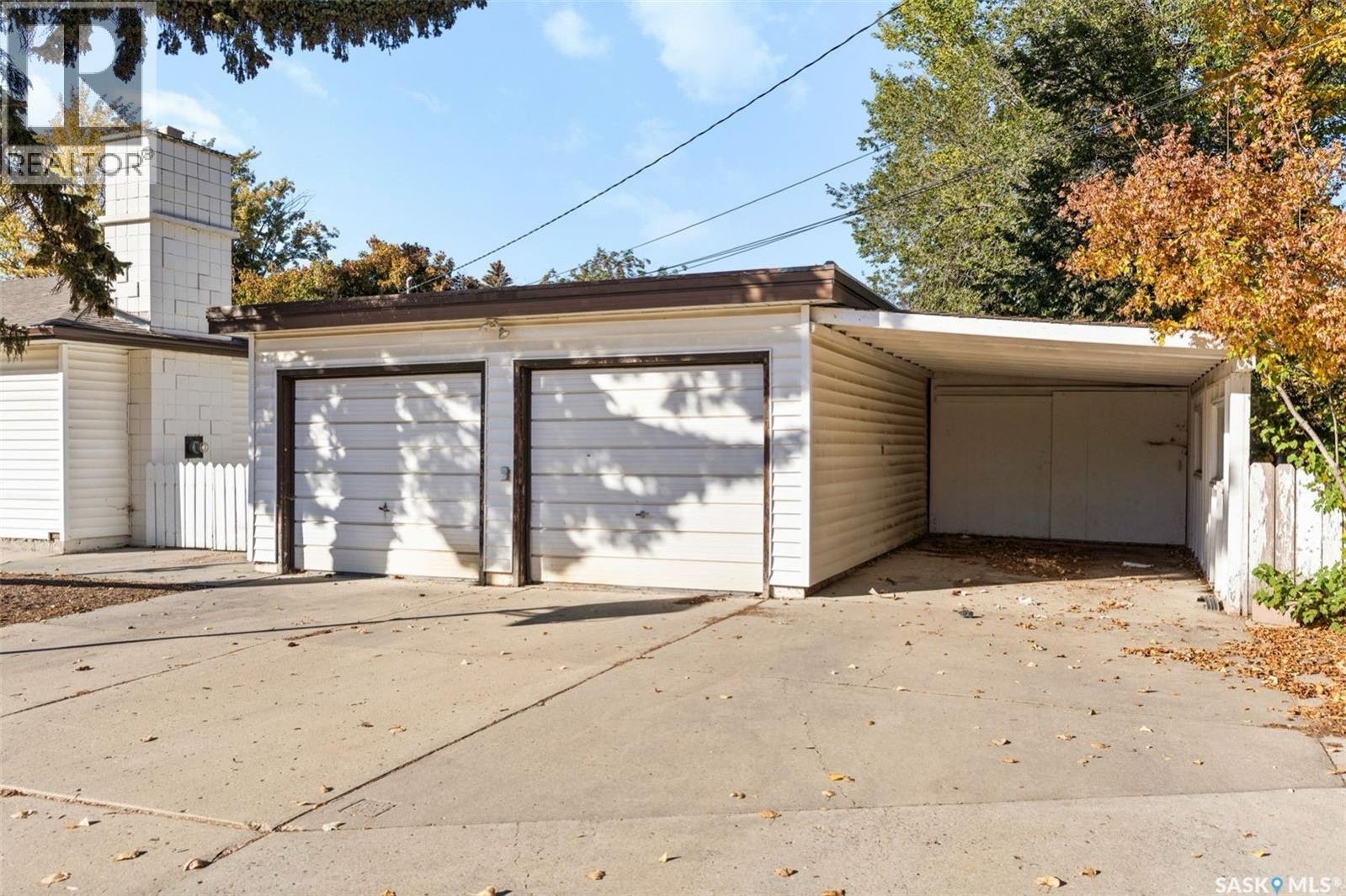 Greystone Heights小区1310尺4房4卫平层独立屋出售。优质地段靠近萨大，中小学校、公园、8街商圈，生活便利。房屋宽敞，占地面积大。主层客厅、餐厅及卧室采用L型布局，铺设橡木实木地板；厨房、走廊及主浴室为瓷砖地面。主卧带两件式卫生间，壁炉已改为燃气壁炉。地下室独立 - 8