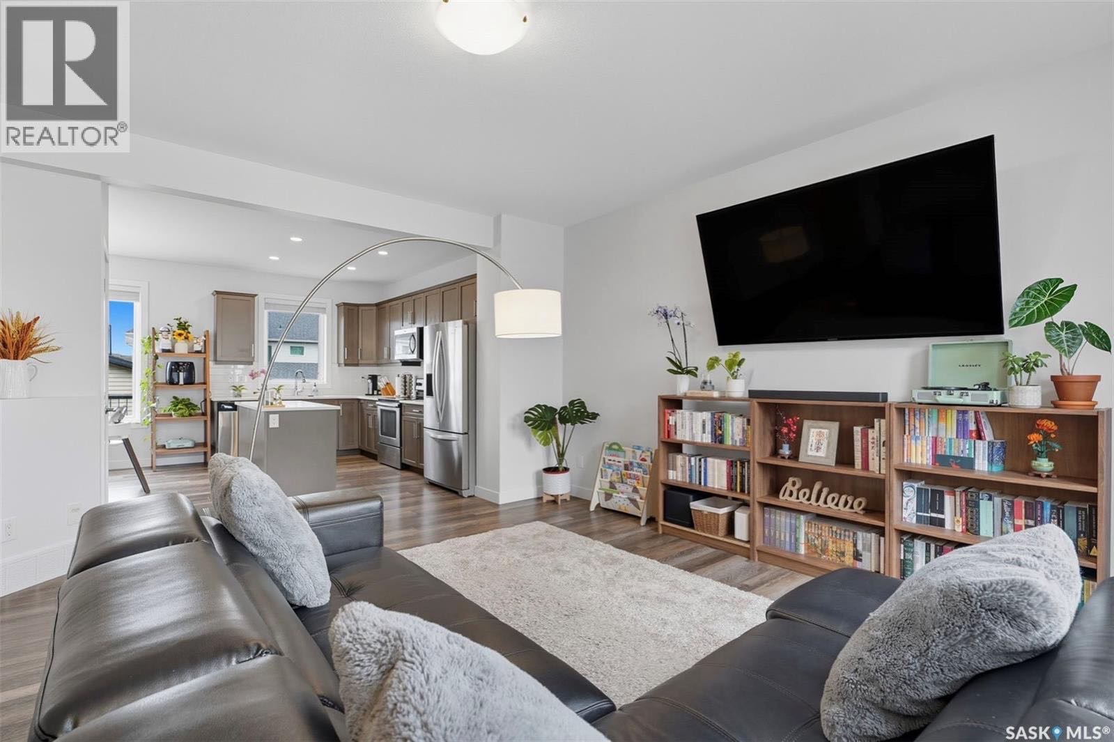 Brighton保养如新双层独立屋出售！地理位置优越，临近购物区、公园及未来学校。3 间卧室和 3 间浴室，并配有一个已做保温处理的地下室。主层采用 开放式布局，拥有 9 英尺层高，宽敞的客厅、明亮的用餐区，以及一间令人心动的厨房——配备 石英台面、中岛设计、充足的储物空间 和 - 5