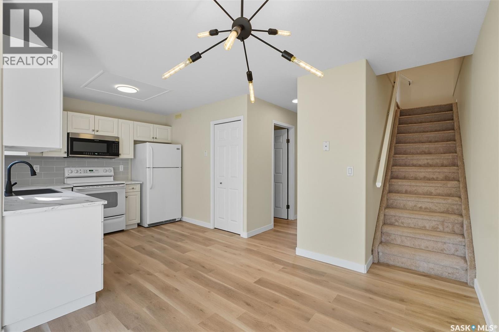 Public Open House公众开放看房 34-203 Herold Terr 9月27日 周六 2-3:30PM Gary Gai会在此迎接🙏 ————— Lakewood小区新装修边户3房联排出售！安静边户紧邻大绿地且多路边停车位。设有三间卧室和两间浴室，适合首次购房 - 6