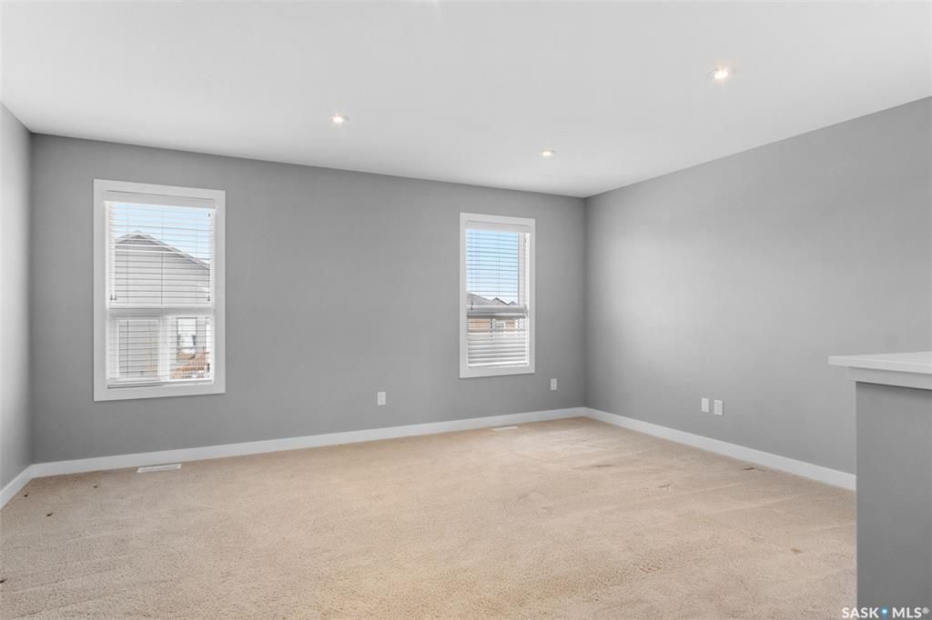 Rosewood小区400米步行至两所学校，2014年建，2100尺，4房+1书房+多功能厅，高档装修独立屋出售！保养如新，好采光，9尺加高层高，天然气壁炉，实木地板，高档枫木橱柜带天然大理石台面，不锈钢家电，大空间储物角柜。二楼有4个大卧室外加一个大空间多功能家庭厅。主卧带步入 - 16