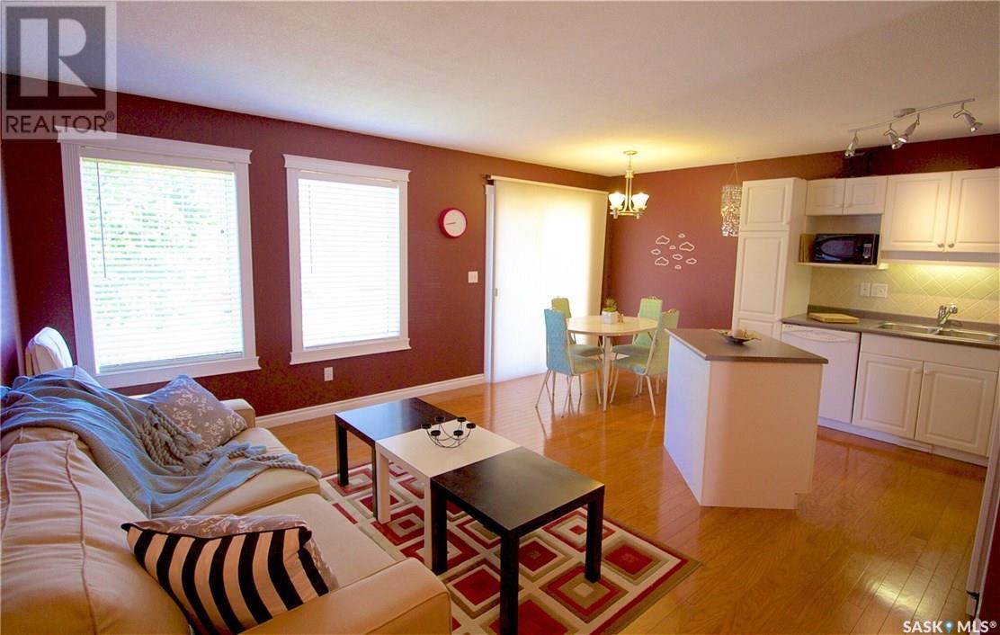 步行至百年高中3房3卫联排出售。Erindale核心地段、环境宁静。步行可达两所高中（St. Joseph高中与Centennial Collegiate）、两所小学（Dr. John G. Egnatoff小学和天主教Father Robinson小学）以及University - 5