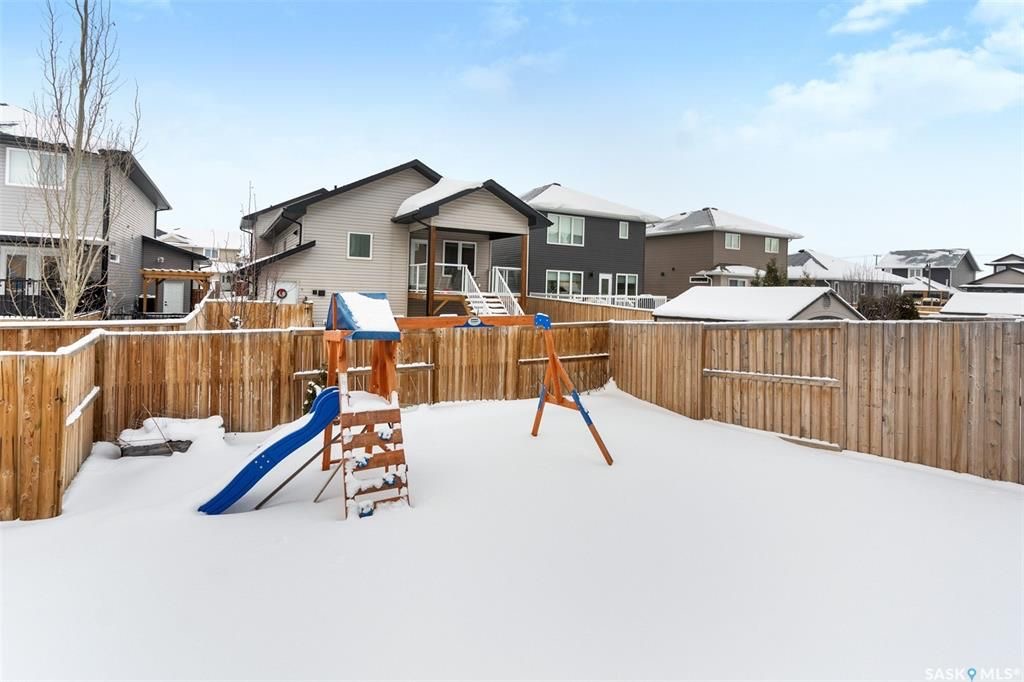 Stonebridge小区1546尺2层独立屋出售。3房3卫，地下室保温完成，带独立出入口独立电表，具备合法独立出租套间潜力。一楼开放式设计，实木地板，3层窗户，大理石台面，厨房带角柜，L形岛台，不锈钢家电，二楼3个大卧室，主卧带步入式衣柜和完整洗手间带浴缸。后院大露台，前院无草 - 20