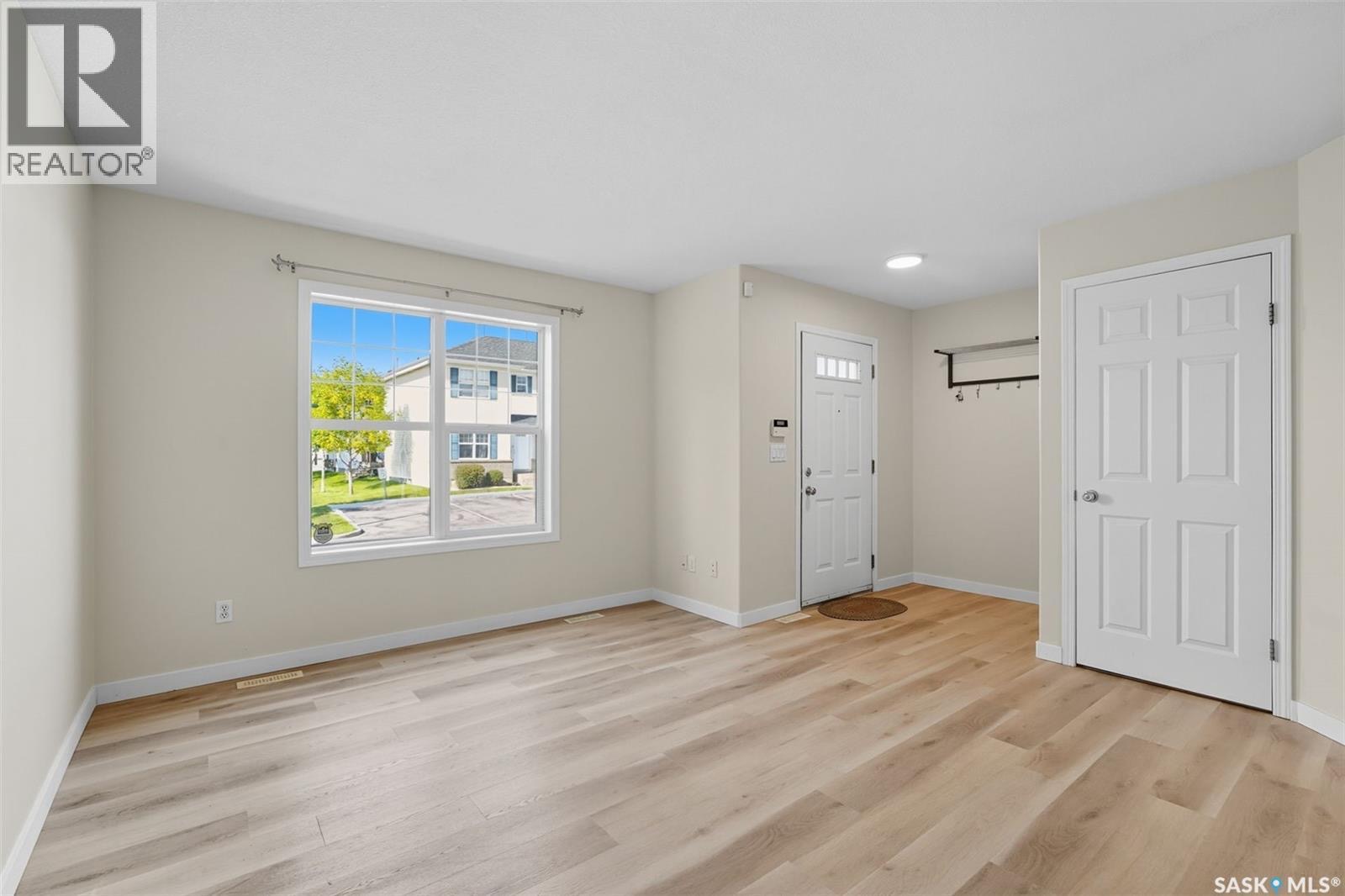 Public Open House公众开放看房 34-203 Herold Terr 10月5日 周日 2:00-4:00PM Gary Gai或者同事Dominic Parent会在此迎接🙏 ————— Lakewood小区新装修边户3房联排出售！安静边户紧邻大绿地且多路边停 - 6