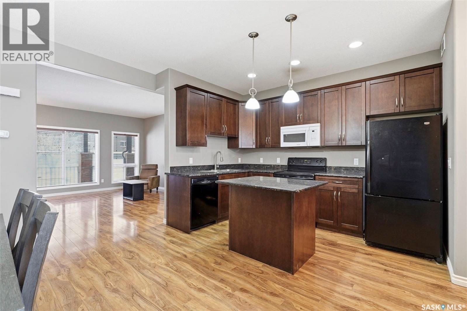 Public Open House公众开放看房 110 Willowgrove Cres Unit 402 1月17 & 18日 周六周日2-4PM Gary Gai或者同事Dominic Parent会在此迎接🙏 —————  步行百米至Willowgrove小学3房3卫联排 - 6