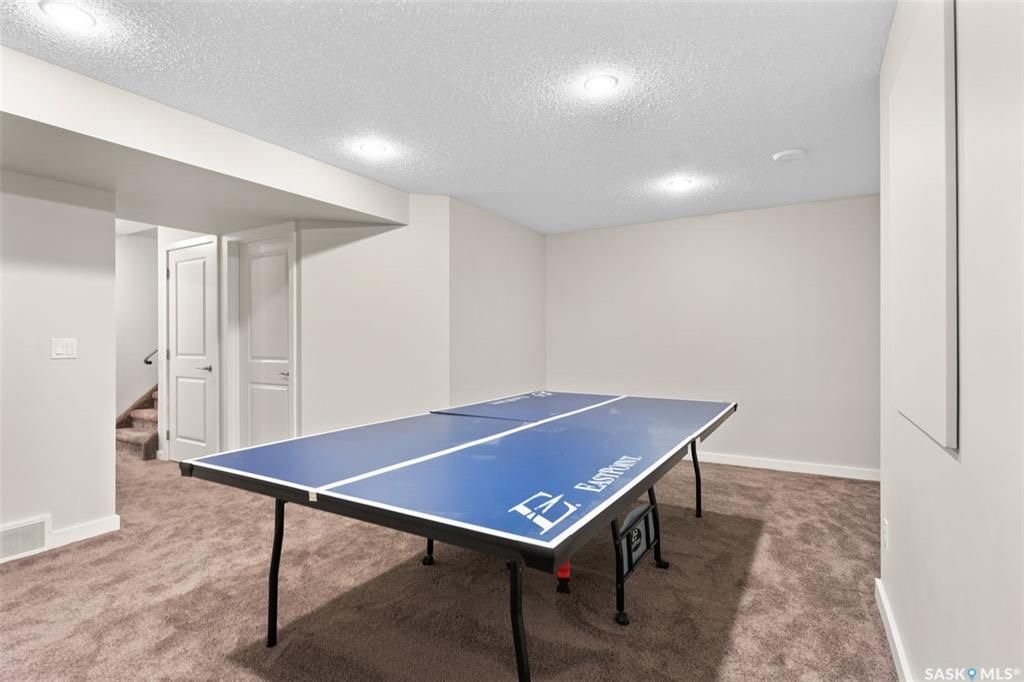 Rosewood小区1245尺 3房3卫地下室装修安静联排出售。2011年建，近小学，购物，公园。高档装修，好采光，实木地板，大理石台面，现代橱柜，不锈钢家电。二楼3个大房间尺寸足，主卧带步入式衣柜。两个卧室的窗户可以看到公园湖景，地下室完全装修有一个大家庭厅一个独立洗手间。另有 - 18