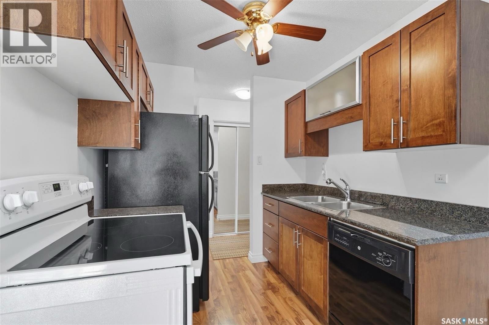 College Park翻新一室公寓出售！本地西人业主保养极佳。朝南客厅宽敞明亮，自然光充足，并可通往阳台。厨房配备升级的枫木橱柜、花岗岩台面 以及 较新的电器。布局合理，设有舒适卧室、四件式浴室，以及带有叠式洗衣机和烘干机的洗衣/储物间。其他升级包括：2023 年重新粉刷、20 - 7