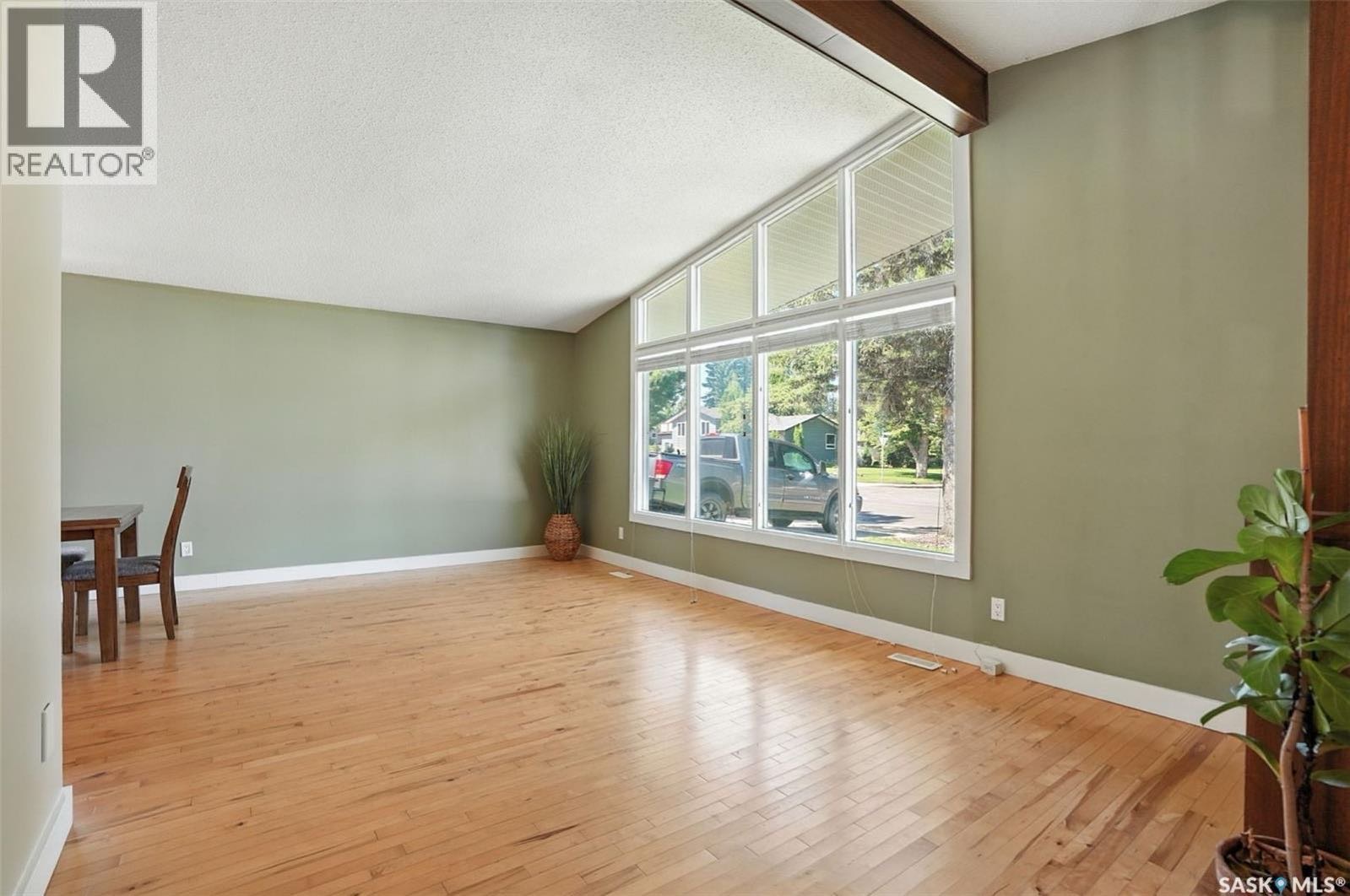 West College Park 翻新4房3卫独立屋出售！布局合理，采光良好，经过了多项更新。主层设有宽敞的玄关、挑高的梁柱天花、客厅和餐厅一体空间，以及铺设枫木实木地板的三间卧室，其中主卧带有独立的半卫浴。厨房经过翻新，配有更新的橱柜、混凝土台面、玻璃马赛克墙砖、不锈钢家电， - 5