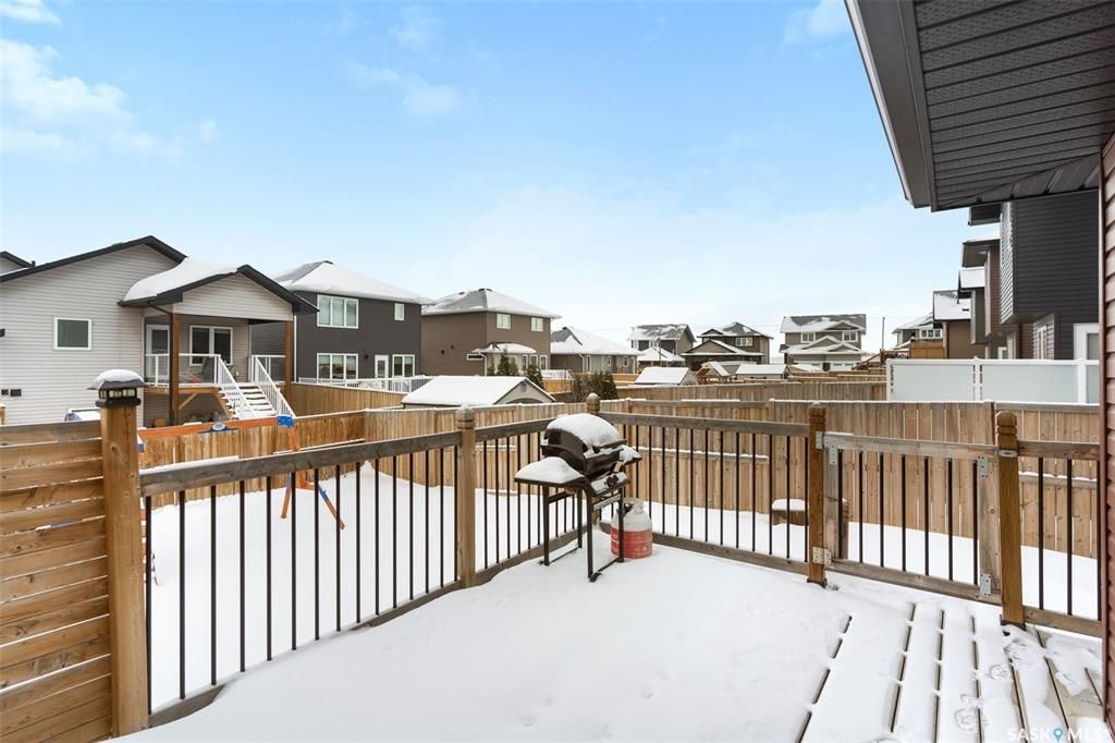 Stonebridge小区1546尺2层独立屋出售。3房3卫，地下室保温完成，带独立出入口独立电表，具备合法独立出租套间潜力。一楼开放式设计，实木地板，3层窗户，大理石台面，厨房带角柜，L形岛台，不锈钢家电，二楼3个大卧室，主卧带步入式衣柜和完整洗手间带浴缸。后院大露台，前院无草 - 19