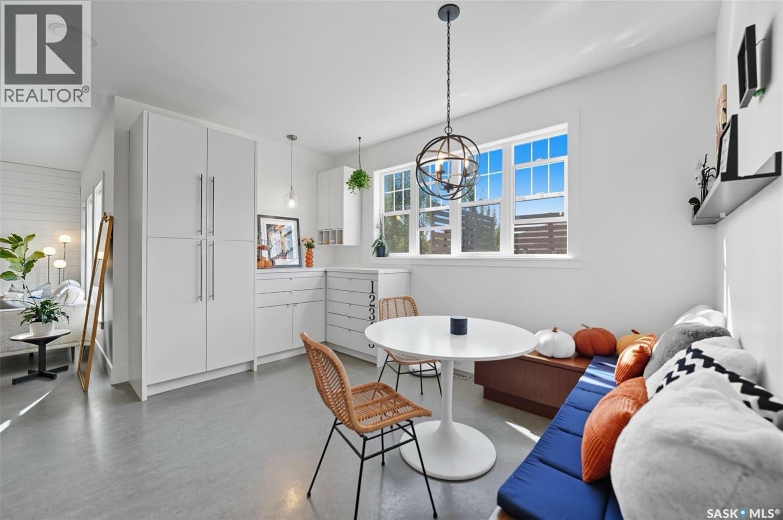 Willowgrove 小学百米距离豪华装修独立屋出售！超大2589平方尺。兼具现代优雅、实用设计和高端装修的定制两层住宅。外观采用石材和欧式灰泥，专业园艺、地下喷灌系统，以及可停放 超过4 辆车超大车道。超大私密后院像公园一样，设有宽敞的木质露台（带 2 个燃气接口）、庭院空间 - 7