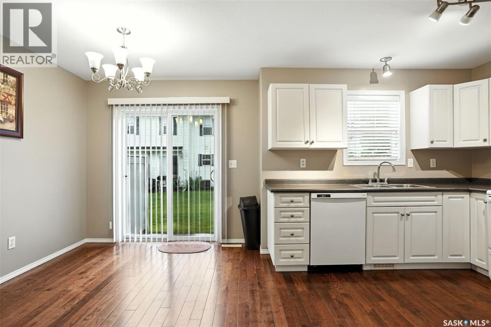 Lakewood小区保养极佳3房联排出售！面积 1,124 平方英尺，设有三间卧室和两间浴室，适合首次购房者居住或者出租投资。房屋位于 Lakewood 核心地段，门外有直达大学的公交车，方便出行。主层设有宽敞的客厅，铺有实木地板，餐区和带储藏室及充足台面的厨房。楼上有三间大小适 - 6