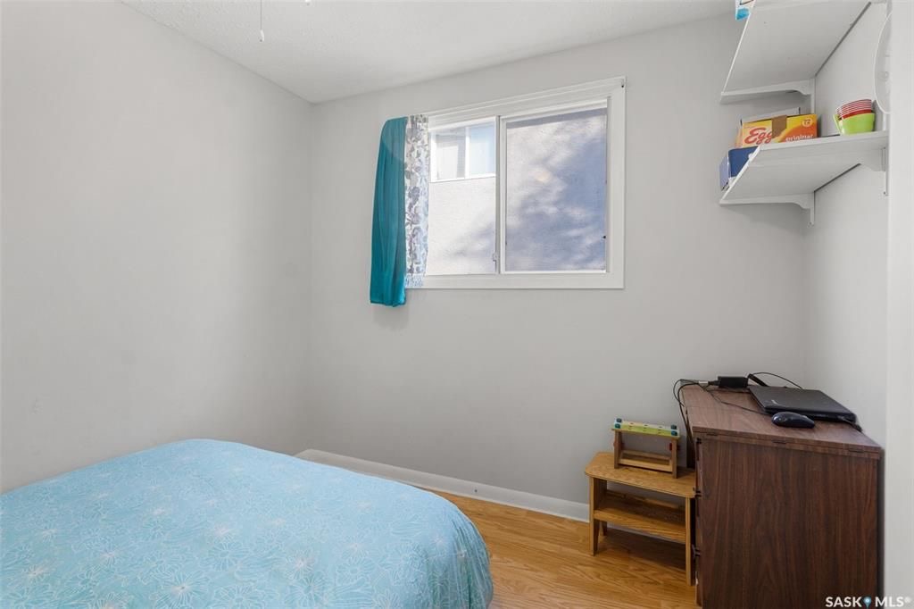 Sutherland小区840尺独立屋出售。近萨大，小学，公园，购物。 3室1卫+1书房平层，带一个18*24较新建双车库，合成板地板，地下室装修有一房一厅。2021年更新保温，新换屋顶瓦片，更新锅炉。占地5819尺。挂牌价格：$189900。详情请联系地产经纪Gary Gai  - 11