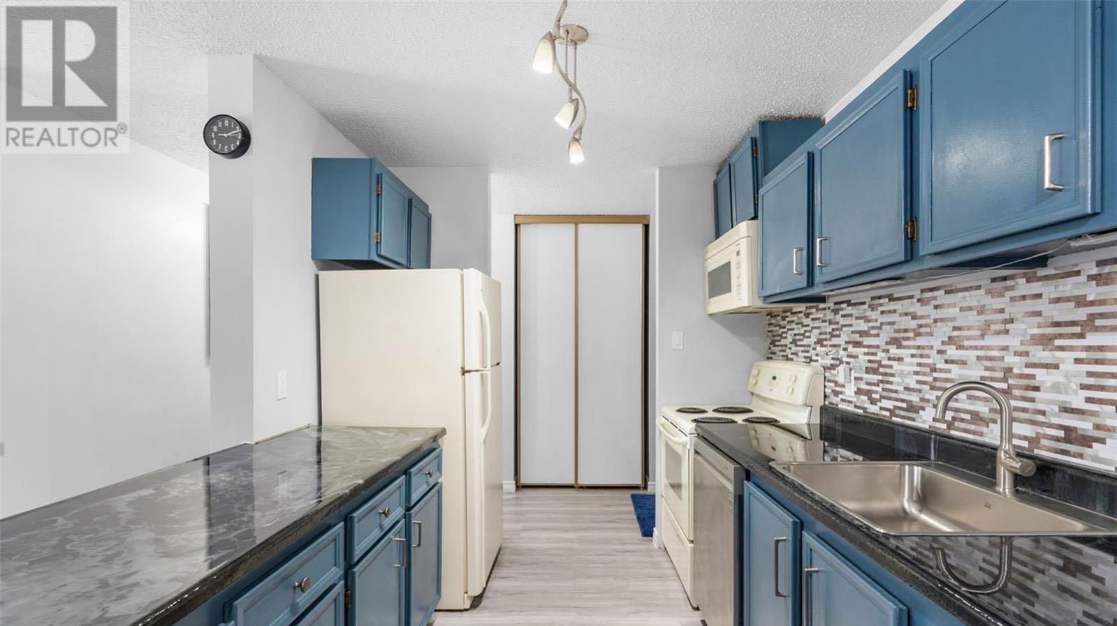 Wildwood小区8街安静顶层2房公寓出售。所在小区紧邻高尔夫球场，超市购物，学校及各种设施。这套经过翻新的两居室采用开放式布局，配有早餐吧台，全方位升级：新复合地板、墙面刷新、卫浴升级、灯饰（2023年）、台面翻新（2023年）、厨房水槽及管道升级（2021年）、淋浴喷头与水 - 5