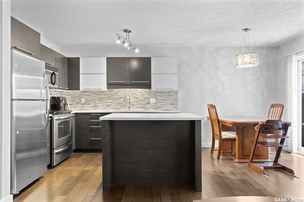 Rosewood小区1245尺 3房3卫地下室装修安静联排出售。2011年建，近小学，购物，公园。高档装修，好采光，实木地板，大理石台面，现代橱柜，不锈钢家电。二楼3个大房间尺寸足，主卧带步入式衣柜。两个卧室的窗户可以看到公园湖景，地下室完全装修有一个大家庭厅一个独立洗手间。另有 - 12