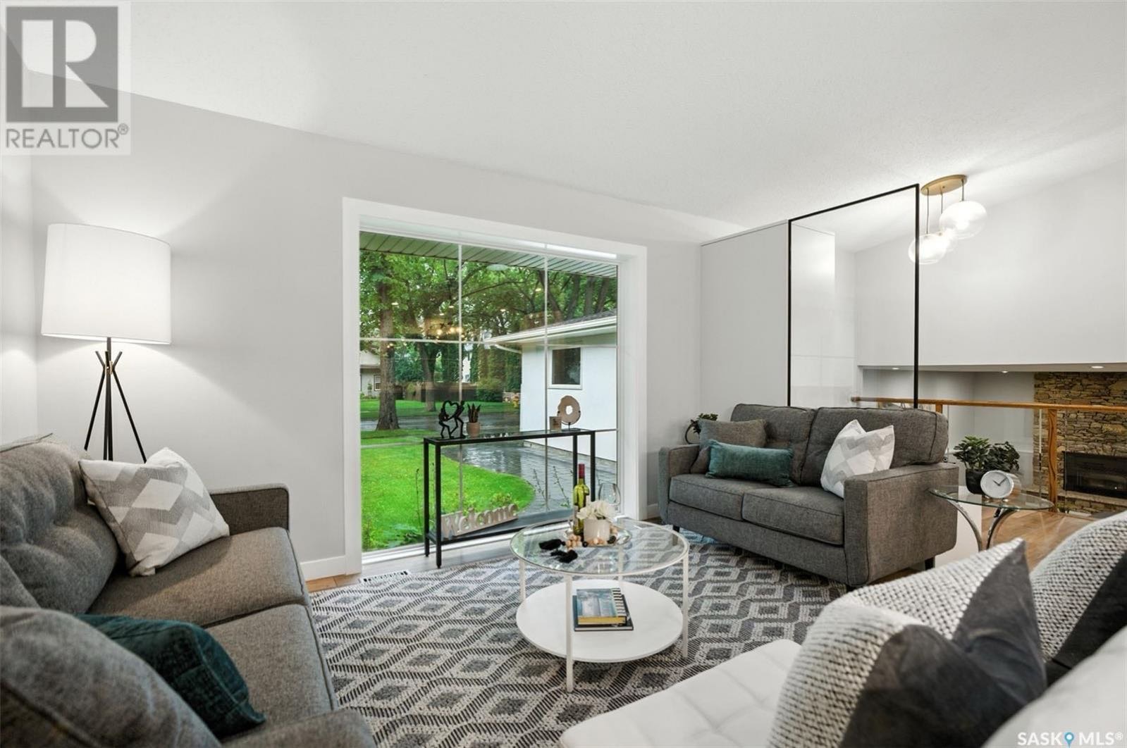 大学区Varsity View核心地段翻新四错层独立屋，R2地块宽50英尺，总面积约2000平方英尺，距离萨斯喀彻温大学仅一个街区，靠近河边，交通便利。房屋内外已全面翻新，配有PVC新窗、仿木车库门、真石装饰、压印石车道和全屋地下喷灌系统（包括草坪、灌木和人行道外侧绿化带）。南向 - 6