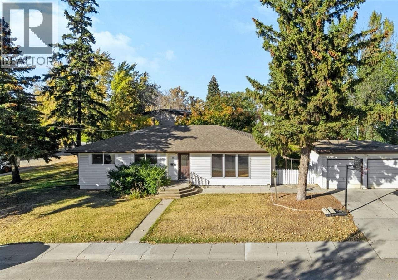 Greystone Heights小区1310尺4房4卫平层独立屋出售。优质地段靠近萨大，中小学校、公园、8街商圈，生活便利。房屋宽敞，占地面积大。主层客厅、餐厅及卧室采用L型布局，铺设橡木实木地板；厨房、走廊及主浴室为瓷砖地面。主卧带两件式卫生间，壁炉已改为燃气壁炉。地下室独立 - 4