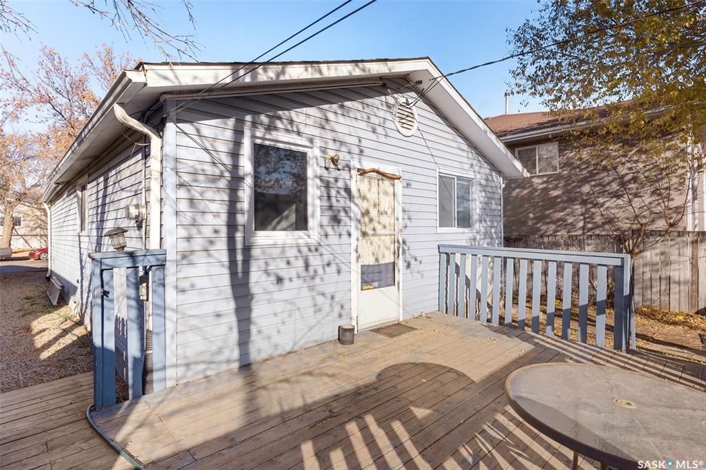 Sutherland小区840尺独立屋出售。近萨大，小学，公园，购物。 3室1卫+1书房平层，带一个18*24较新建双车库，合成板地板，地下室装修有一房一厅。2021年更新保温，新换屋顶瓦片，更新锅炉。占地5819尺。挂牌价格：$189900。详情请联系地产经纪Gary Gai  - 17