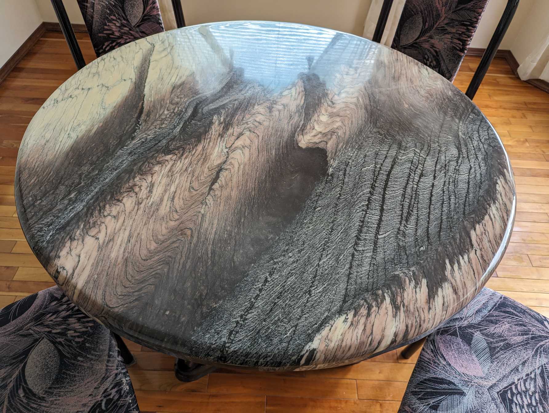 搬家处理餐桌和四把椅子 - 2