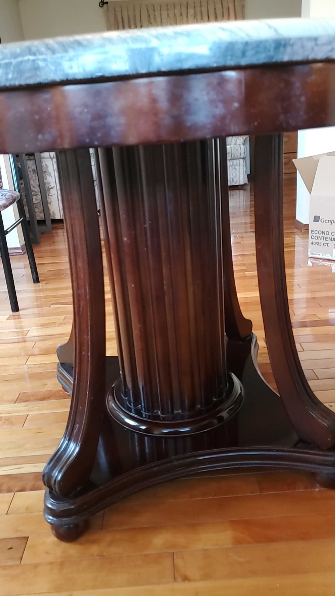 搬家处理餐桌和四把椅子 - 3