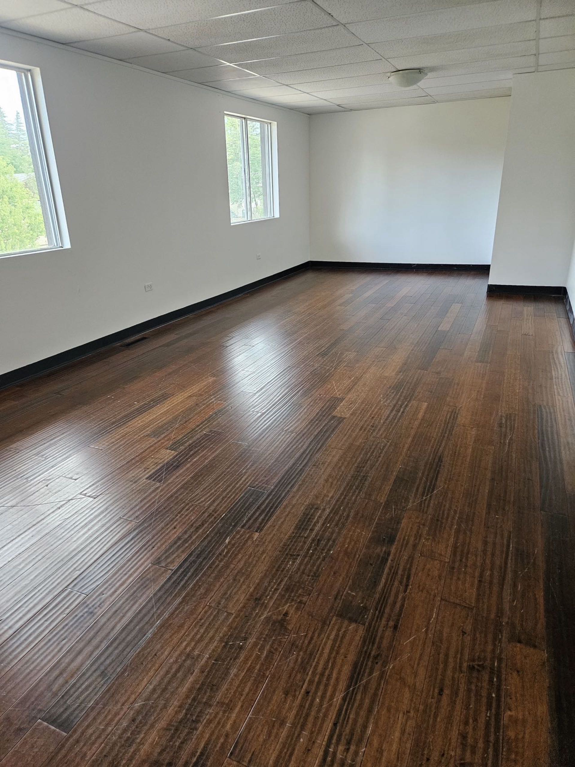 萨斯卡通靠近8街二楼沿街办公室工作室瑜伽室教室出租出售 - 3