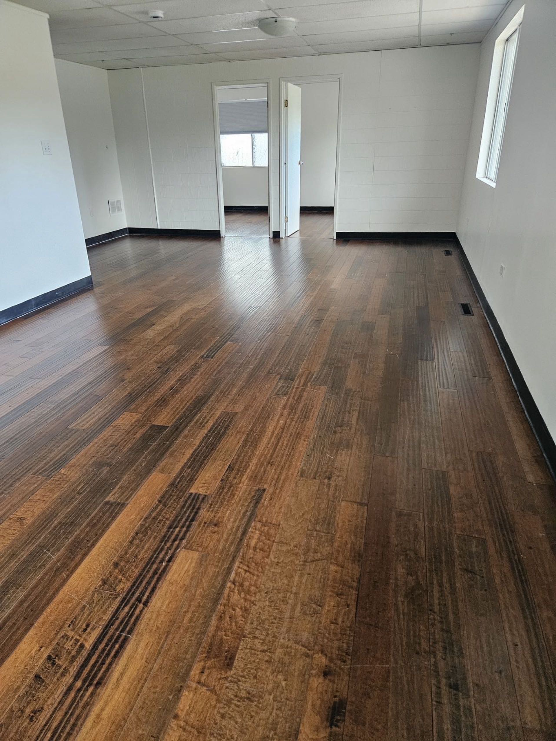 萨斯卡通靠近8街二楼沿街办公室工作室瑜伽室教室出租出售 - 4