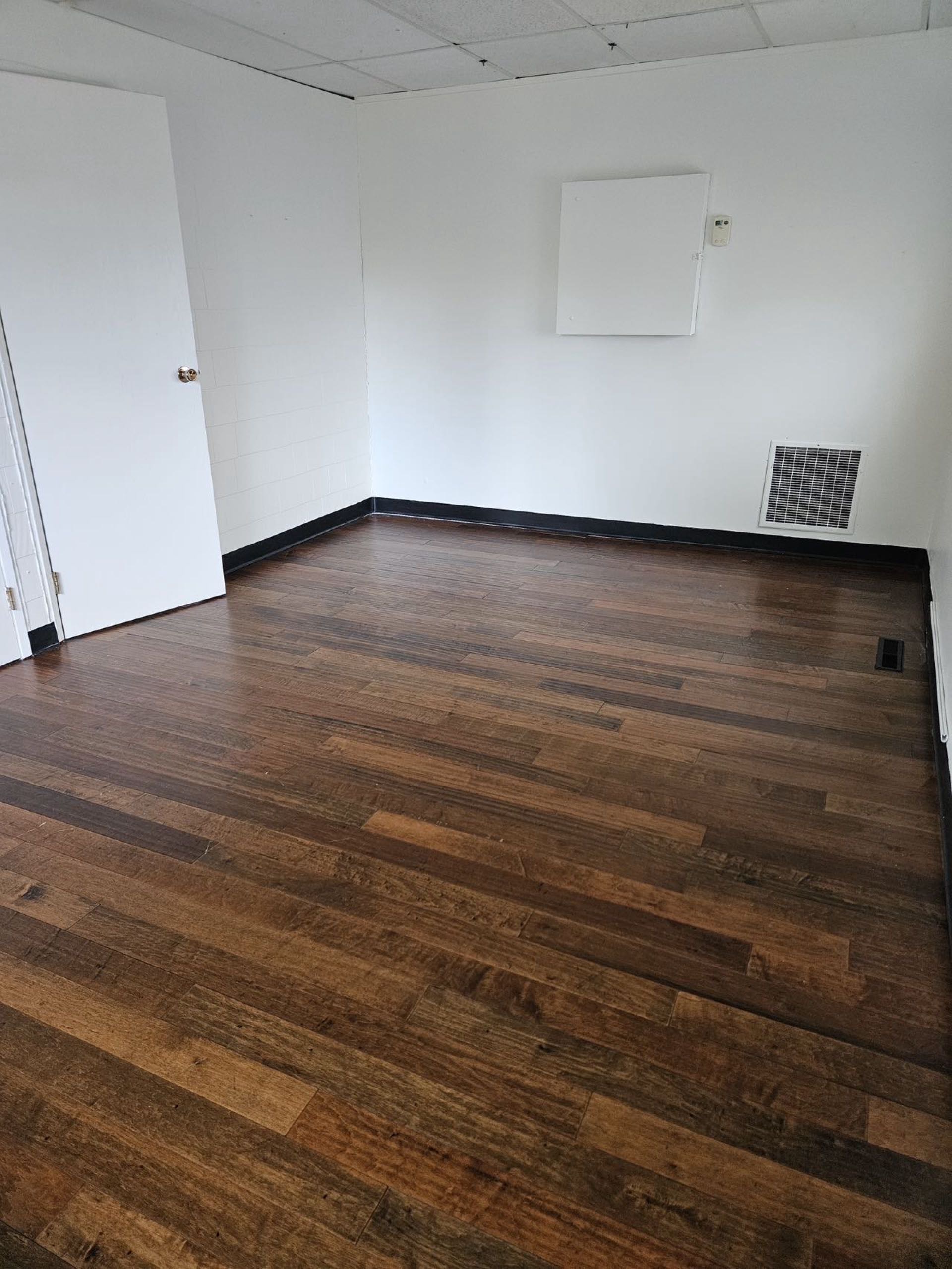 萨斯卡通靠近8街二楼沿街办公室工作室瑜伽室教室出租出售 - 5