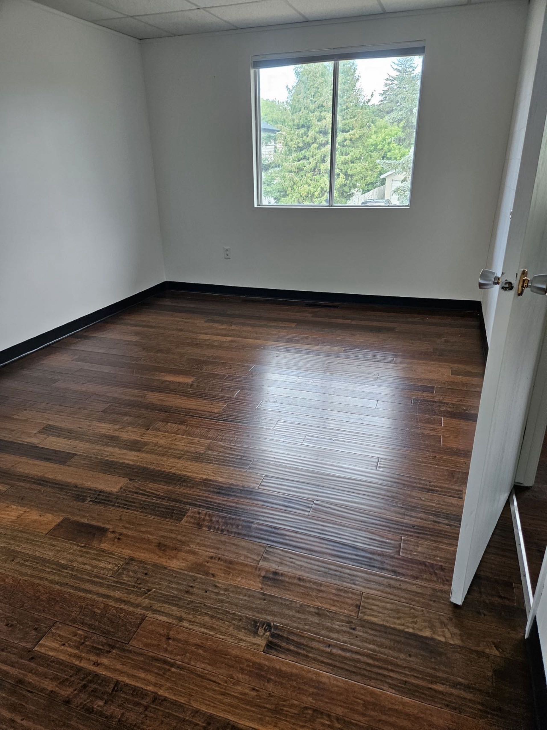 萨斯卡通靠近8街二楼沿街办公室工作室瑜伽室教室出租出售 - 2