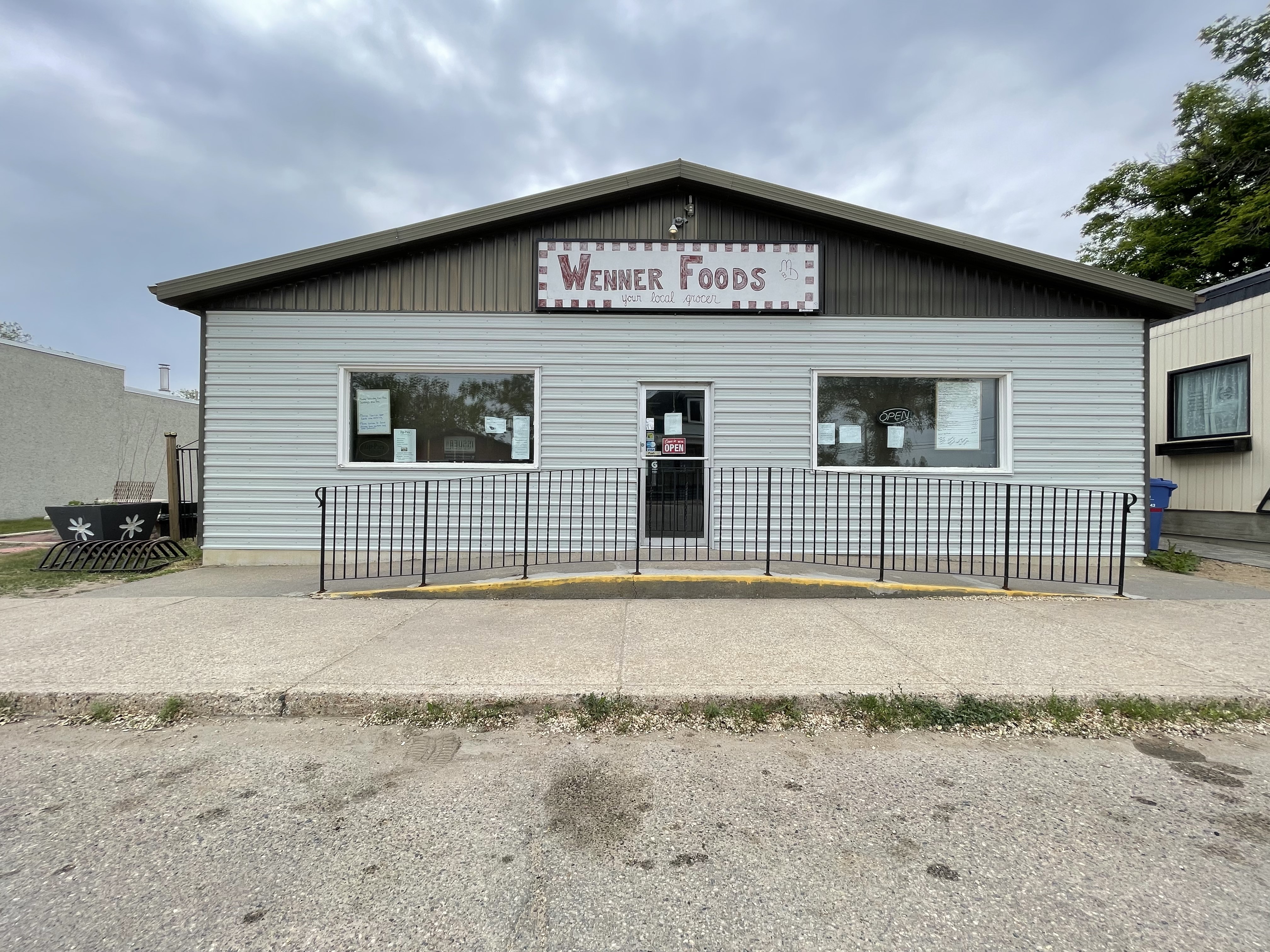 萨省小镇超市转让！近萨屯！物业新！易上手！符合企业家移民要求！