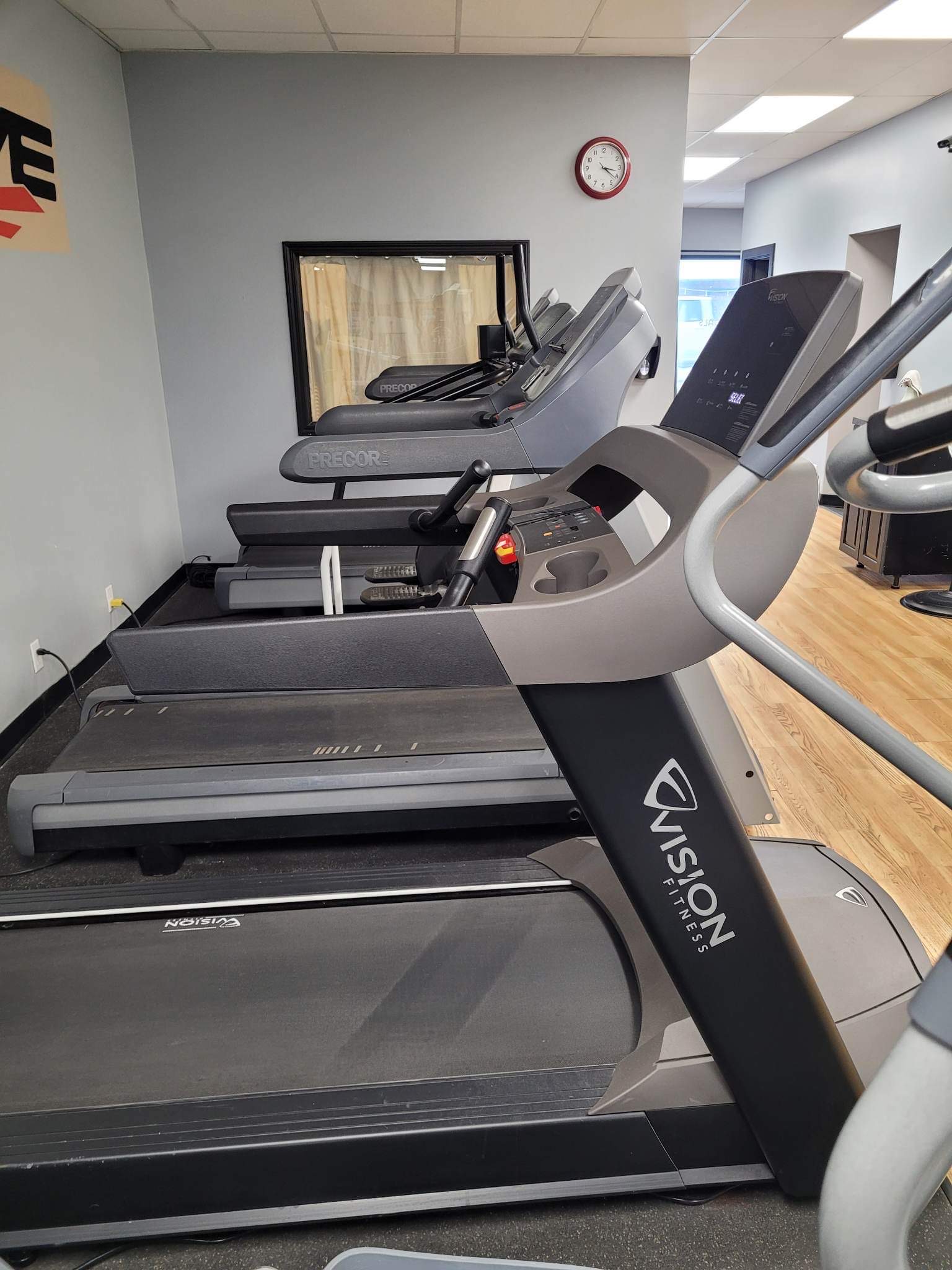 萨省企业家移民看过来！健身房带物业出售！2500人大镇！