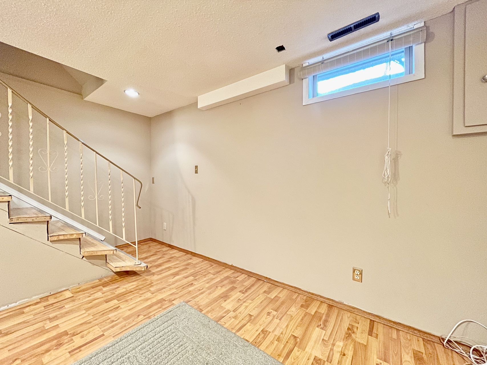 近8街商圈、带独立后院的联排出售，1977年，3房3卫，939尺；地税1863/年；物业费330/月；地址：1128 McKercher Drive # 162； - 6