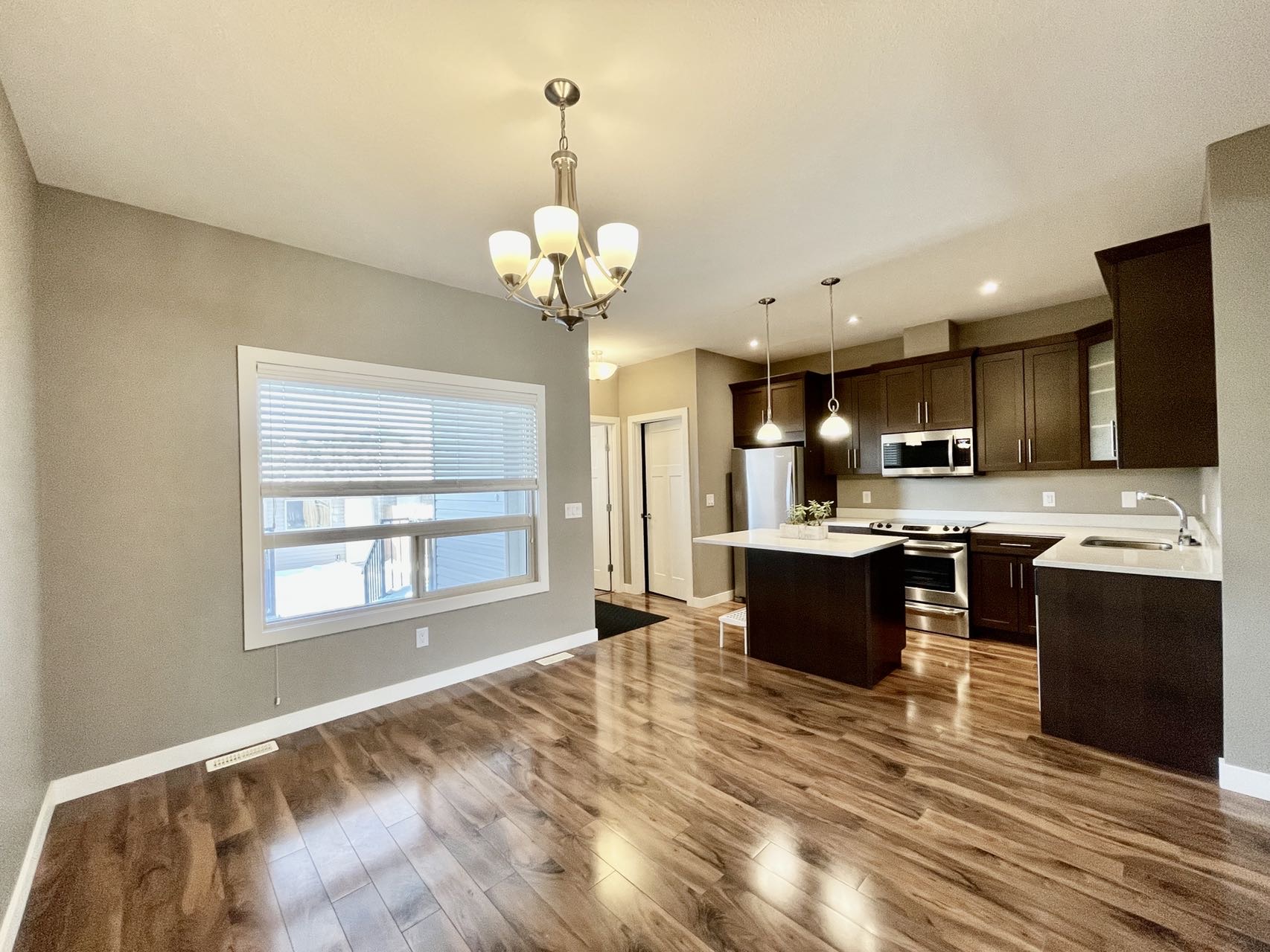 Rosewood社区带独立后院的联排别墅出售，2015年，3房3卫单车库，1304尺，地税$3034/年，物业费$348/月 - 6