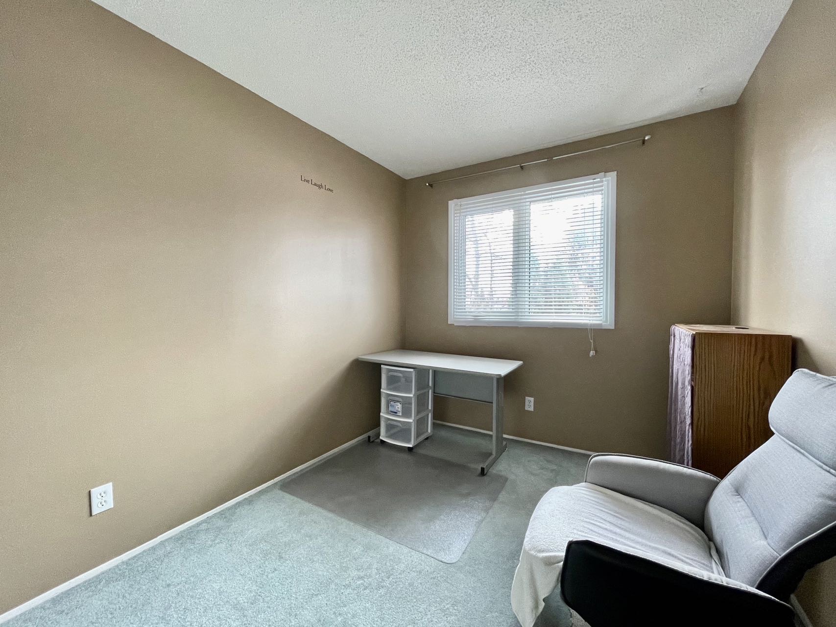 近8街商圈、带独立后院的联排出售，1977年，3房3卫，1050尺；地税1859/年；物业费364/月；地址：1128 McKercher Drive # 163； - 7